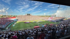 Superclásico suspendido tras incidentes en el sector de hinchas de Cerro Porteño - ADN Digital
