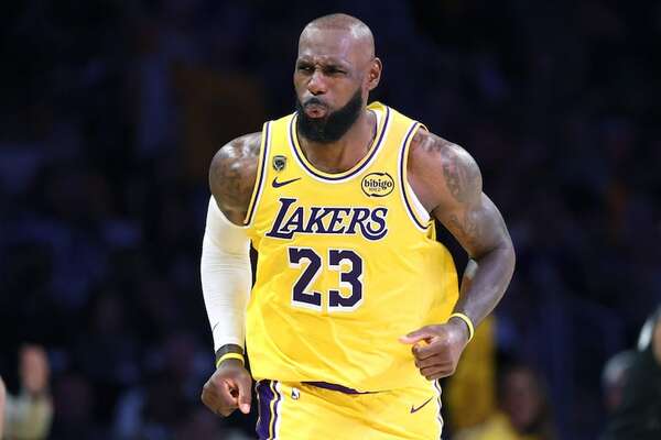 LeBron y los Lakers vencen a los Rockets en su debut en los playoffs de la NBA  - Básquetbol - ABC Color