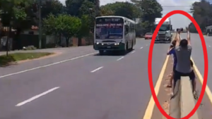 Video: Niños y adolescentes son captados realizando arriesgado reto que se hace viral en TikTok