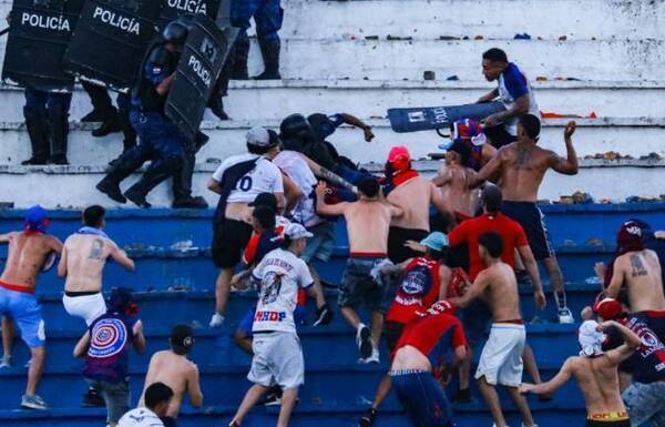 [VIDEO] Así garrotearon a un policía los de la barra de Cerro