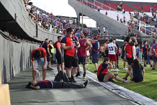 Clásico: Fiesta del fútbol manchada por la violencia - Fútbol - ABC Color