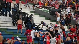 Tres policías heridos en incidentes con hinchas de Cerro Porteño en el clásico - Noticiero Paraguay