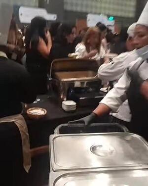 Popular / Repartieron1500 platos de vorí en festival de Chile