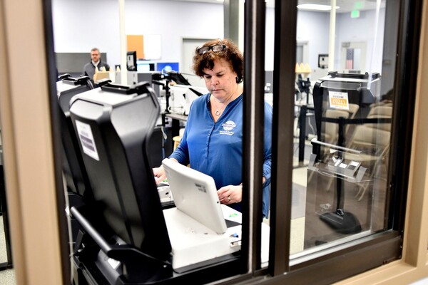 Ley electoral impulsada por Trump amenaza el voto de mujeres y personas transgénero