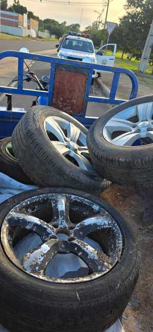 Detienen a hombre por robo de llantas tras persecución de un guardia de seguridad