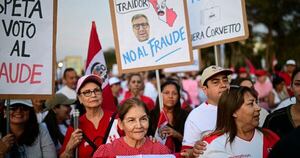 La Nación / Peruanos protestan por presunto fraude en las elecciones presidenciales