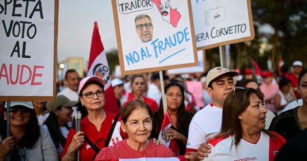 La Nación / Peruanos protestan por presunto fraude en las elecciones presidenciales