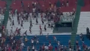 45 hinchas heridos fueron al Hospital de Barrio Obrero y once policías al Rigoberto Caballero