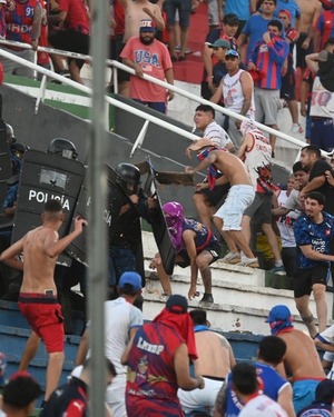 Superclásico violento: 11 policías y 45 hinchas heridos tras disturbios - ADN Digital