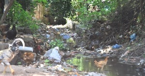Falta de desagüe mantiene inundada zona de la Universidad Católica