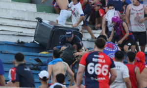 Policía agredido perdió dientes y sufrió fractura de nariz tras 'patada voladora' en las gradas - OviedoPress