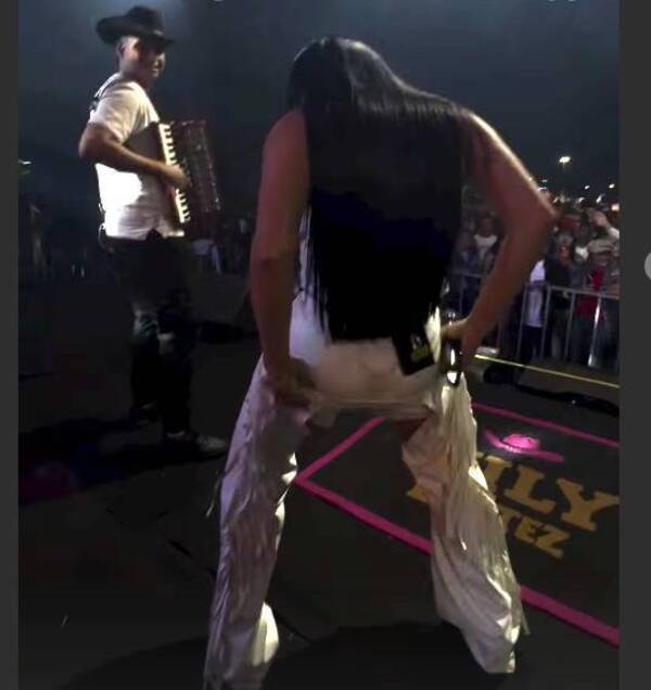 [VIDEO] En pleno show, cantante tuvo problemas con su pantalón