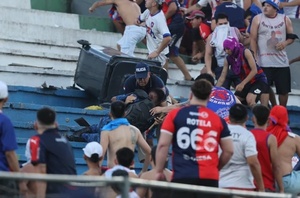 Policía pateado en las gradas perdió varios dientes y se fracturó la nariz