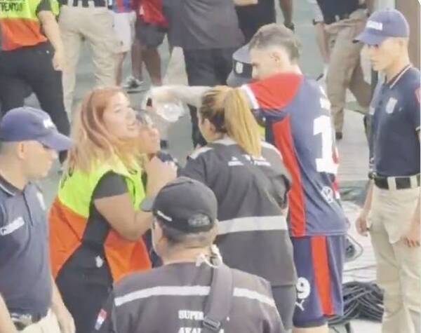 [VIDEO] En medio del sarambí resaltaron el gesto de Pablo Vegetti con un niño