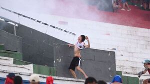 ¿Quiénes iniciaron los incidentes en el superclásico, según la Policía?