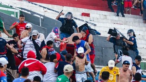 La violencia en el Superclásico dejó 56 heridos entre hinchas y policías
