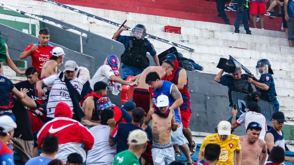 La violencia en el Superclásico dejó 56 heridos entre hinchas y policías