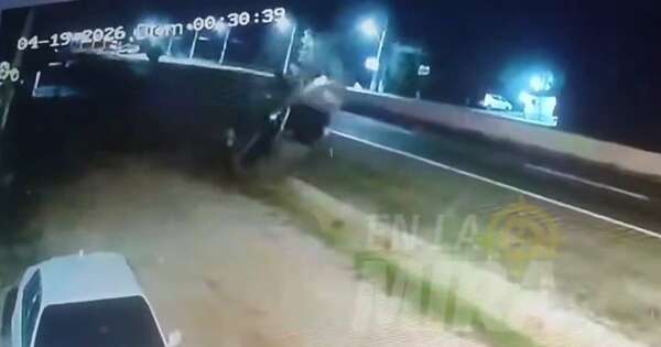Diario HOY | Vehículo perdió el control tras esquivar a peatón y sufrió aparatoso vuelco en Ypacaraí