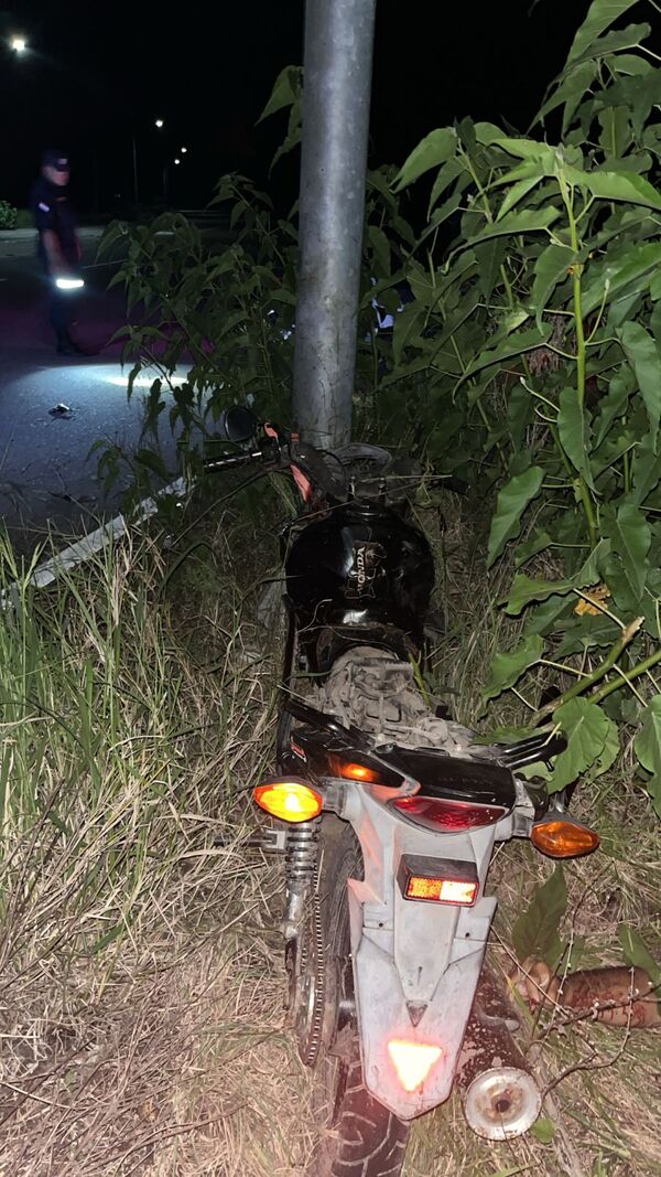 Popular / Motociclista murió tras incrustarse contra una columna y panel solar le cayó encima