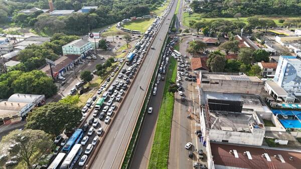 Filas de hasta 2.500 vehículos para ingresar de Foz a Ciudad del Este