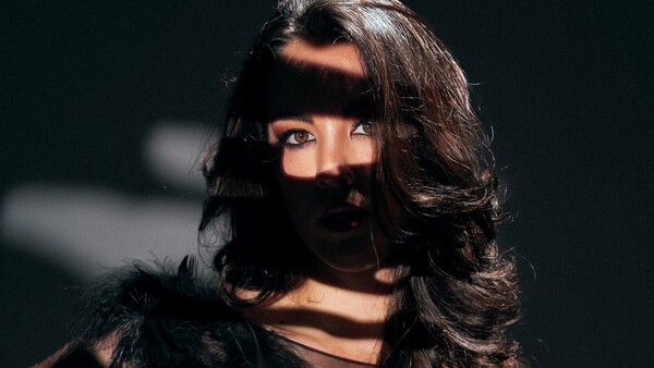 Negro, un nuevo álbum que transforma el dolor en belleza