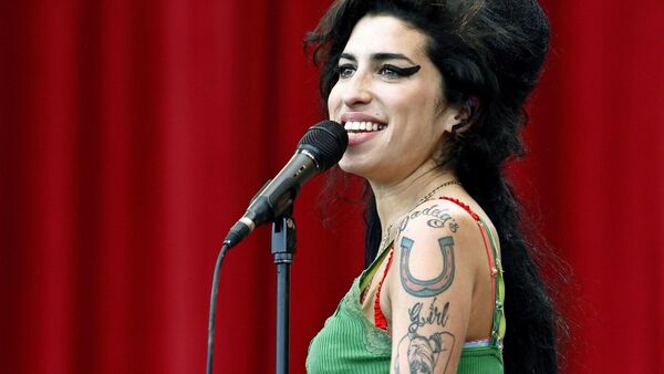 El padre de Amy Winehouse pierde juicio contra amigas de su hija tras subastar objetos de la artista
