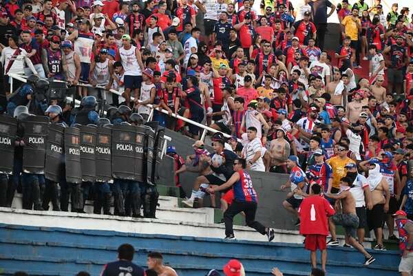 AUDIO:  Fiscalía procesa a seis hinchas por incidentes en el Superclásico: ¿a qué penas se exponen?  - A La Gran 7-30 - ABC Color