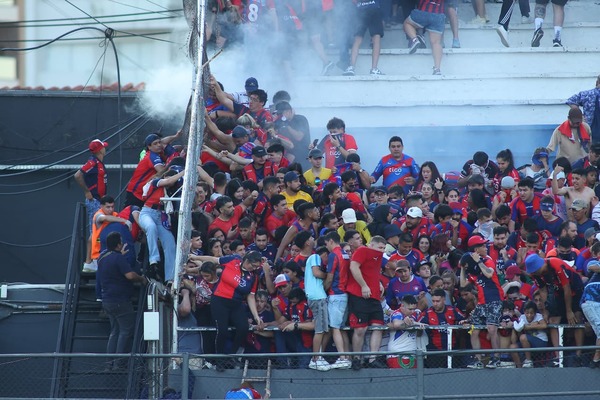 Popular / Hinchas sin entradas comenzaron el caos en el clásico