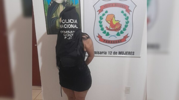 Vio a su “novio” con la titular, les siguió y agredió a la “catedral” en la comisaría