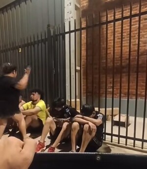 Popular / Mamá corrigió a su memby a lo ymaite en plena comisaría