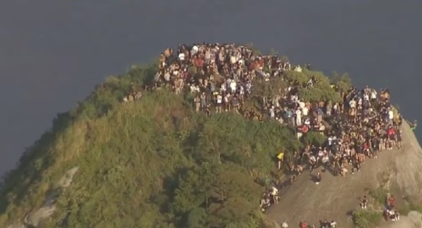 Caos en Río: 200 turistas atrapados en un morro por tiroteos