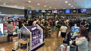 Filas interminables en la frontera por el masivo ingreso de turistas a Ciudad del Este - ABC en el Este - ABC Color