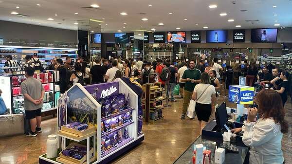 Filas interminables en la frontera por el masivo ingreso de turistas a Ciudad del Este - ABC en el Este - ABC Color