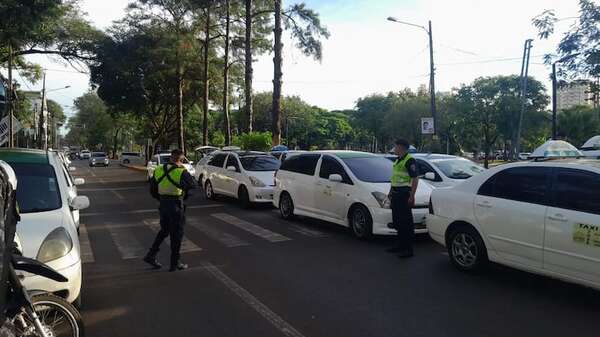 Transportistas amenazan con cerrar el Puente de la Amistad si continúan incautaciones de vehículos  - ABC en el Este - ABC Color
