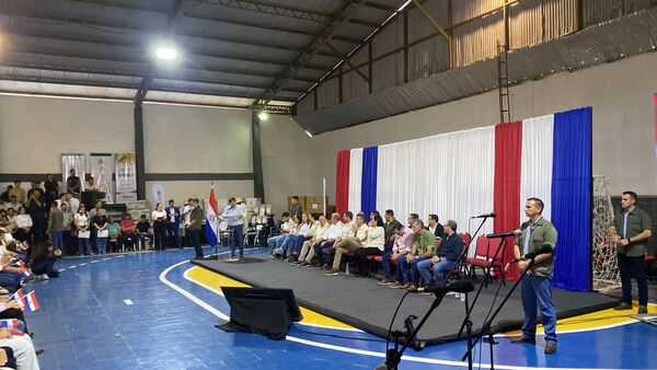 Entrega de títulos y fuerte inversión social de la EBY en Itapúa