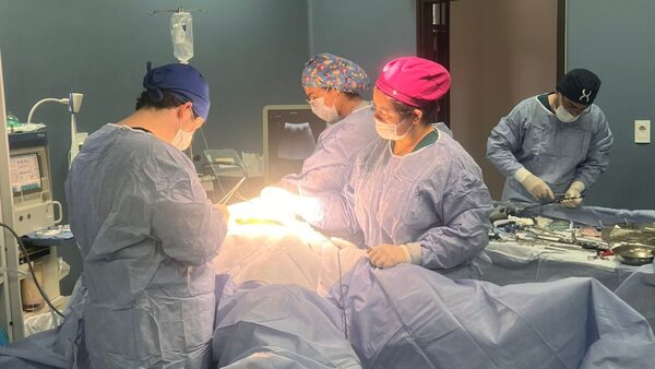 Realizan inédita cirugía hepática en IPS Ingavi con técnica laparoscópica