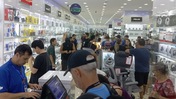 Feriado y dólar bajo empujan a brasileños a las tiendas de CDE