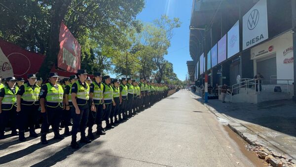 POLICÍA BRINDA DETALLES SOBRE INCIDENTES EN SUPERCLÁSICO Y SE COMPROMETE A ACTUAR CON FIRMEZA EN DEFENSA DEL ORDEN PÚBLICO
