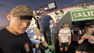 Hinchas de Olimpia le pidieron fotos al oficial José Jiménez en pleno caos en el Defensores