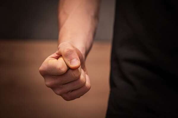 Padre ataca a golpes a profesor tras negarle permiso a su hija para ir al baño   - ABC en el Este - ABC Color