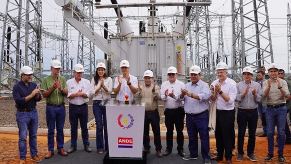 Pese a polémica por supuesto título falso, Peña se muestra con Rivas en acto oficial de la ANDE