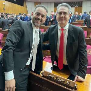 ¿Supergenios o universitarios “mau”?: Yamil y su hijo Nasser Esgaib tuvieron título en tiempo récord - Política - ABC Color