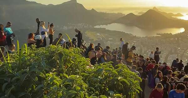La Nación / Más de 200 turistas atrapados en un mirador de Río por una operación antinarco