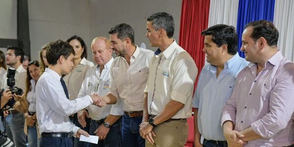 ENTREGA DE TÍTULOS DE PROPIEDAD Y APORTES SOCIALES EN ITAPÚA