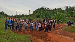 San Pedro: Padres rellenan caminos vecinales en pésimo estado para acceso a escuela rurales