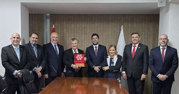 La Nación / Entregan reconocimiento al ministro Eugenio Jiménez por su labor en el Consejo de la Magistratura