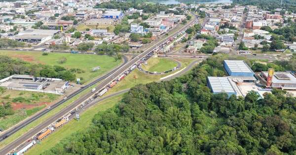 La Nación / Fila en Foz con destino a CDE se extendió hoy por 3 km para alegría en el comercio
