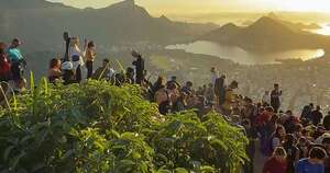 La Nación / Más de 200 turistas quedan atrapados en un mirador de Río por una operación antinarco