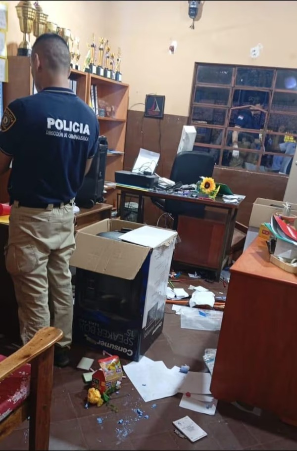 Dos jóvenes caen tras hurto agravado en escuela de Itá y recuperan equipos informáticos