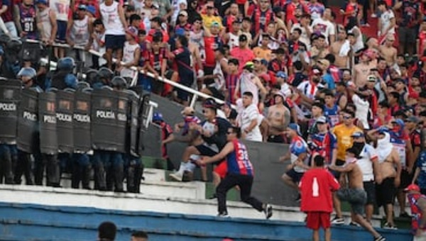 Diputado propone prohibir entradas a hinchadas visitantes y defiende a la Policía - Noticiero Paraguay